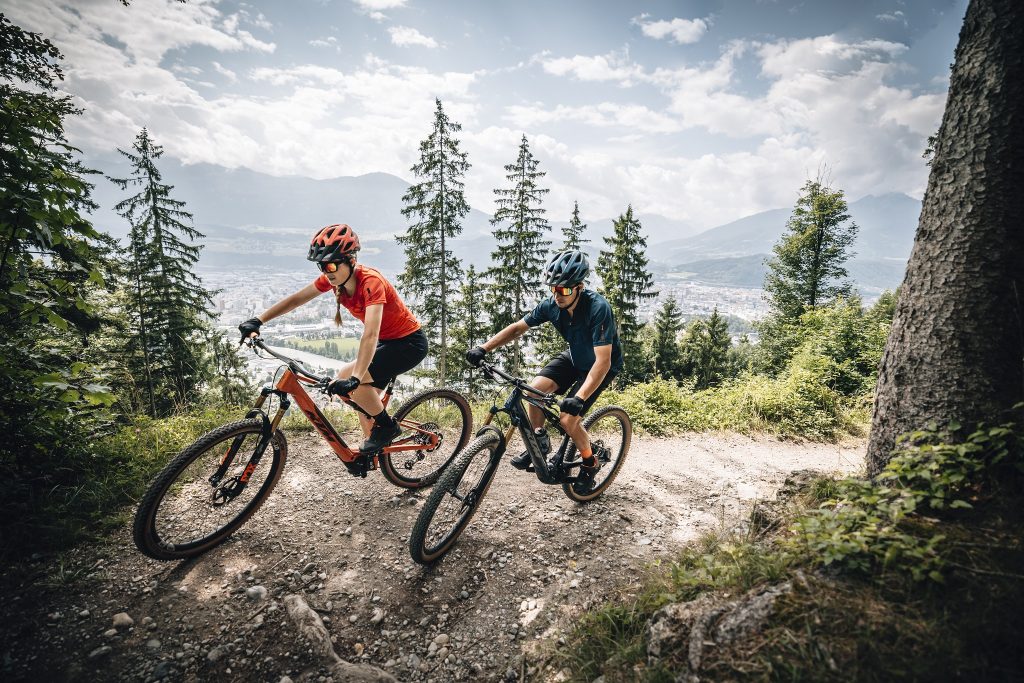 Gebirgsaussicht mit MTB